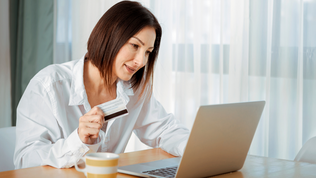 A person using a credit card to buy kratom from a reputable store